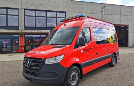 Mannschaftstransport-Fahrzeuge in Fahrtrichtung