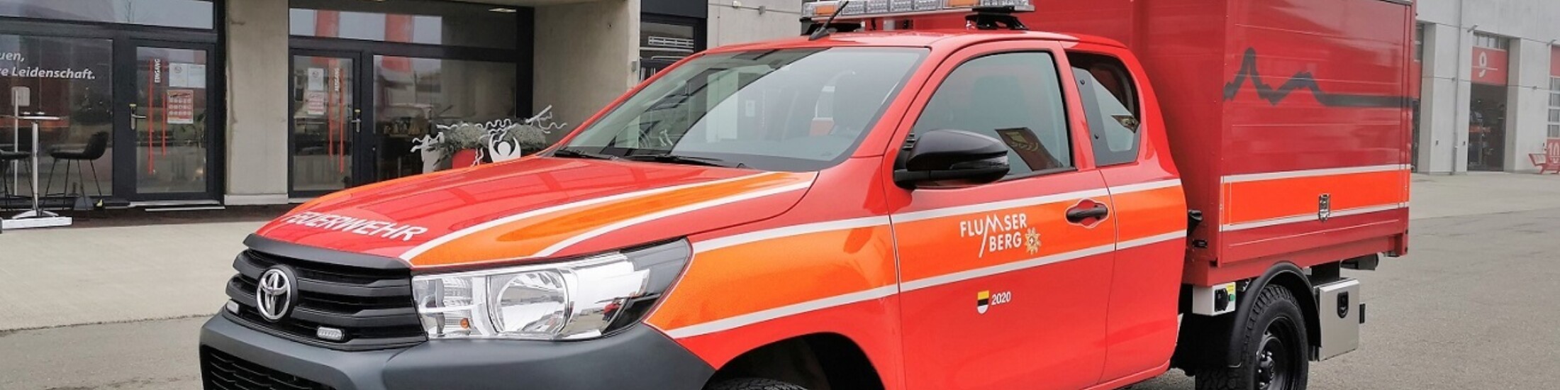 Fahrzeug PIKS mit Seitenklappen Fahrzeug PIKS mit Seitenklappen